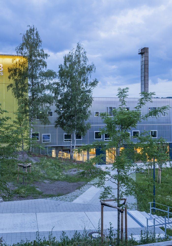 Montag Stiftung Urbane Räume: Das Bild zeigt die Fassade des BOB Campus Wuppertal in der Dämmerung.