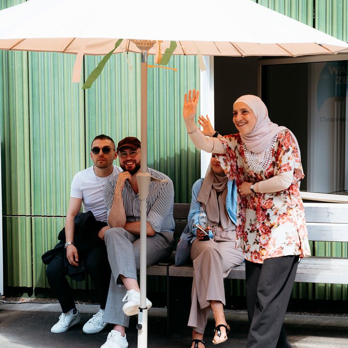 © Simon Veith Besucher*innen auf dem Campus-Gelände