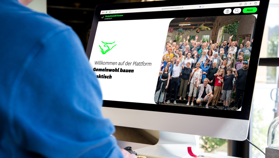 auf einem Bildschirm ist die Website Gemeinwohl bauen praktisch zu sehen