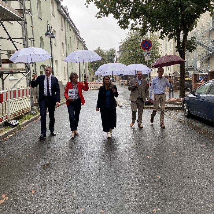 Ina Scharrenbach, Sven Wolf und Andrea Staudt bei einem Rundgang über den Honsberg