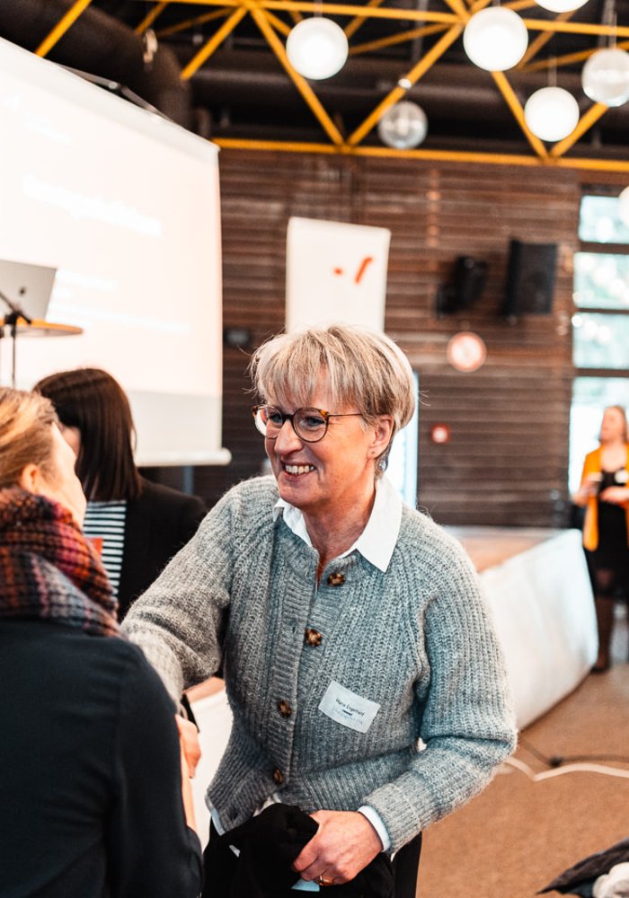 Netzwerktreffen Ganztag und Raum der Montag Stiftung Jugend und Gesellschaft: Ein Frau reicht zu einer anderen Frau herüber, um ihr die Hand zu reichen