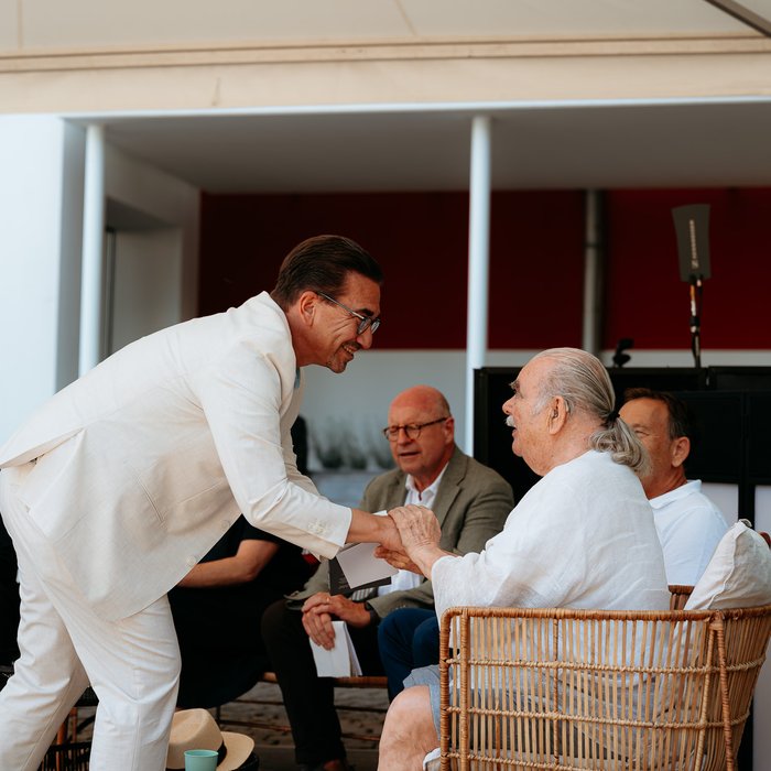 © Simon Veith Oberbürgermeister Guido Déus gibt Stifter Carl Richard Montag die Hand