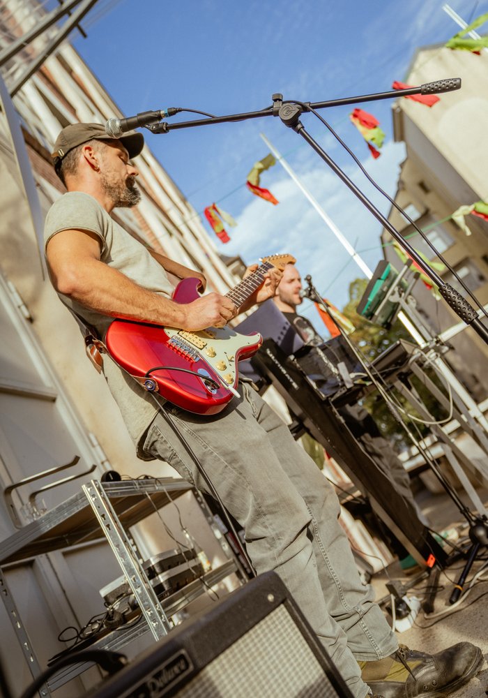 Zwei Musiker spielen auf einer Bühne