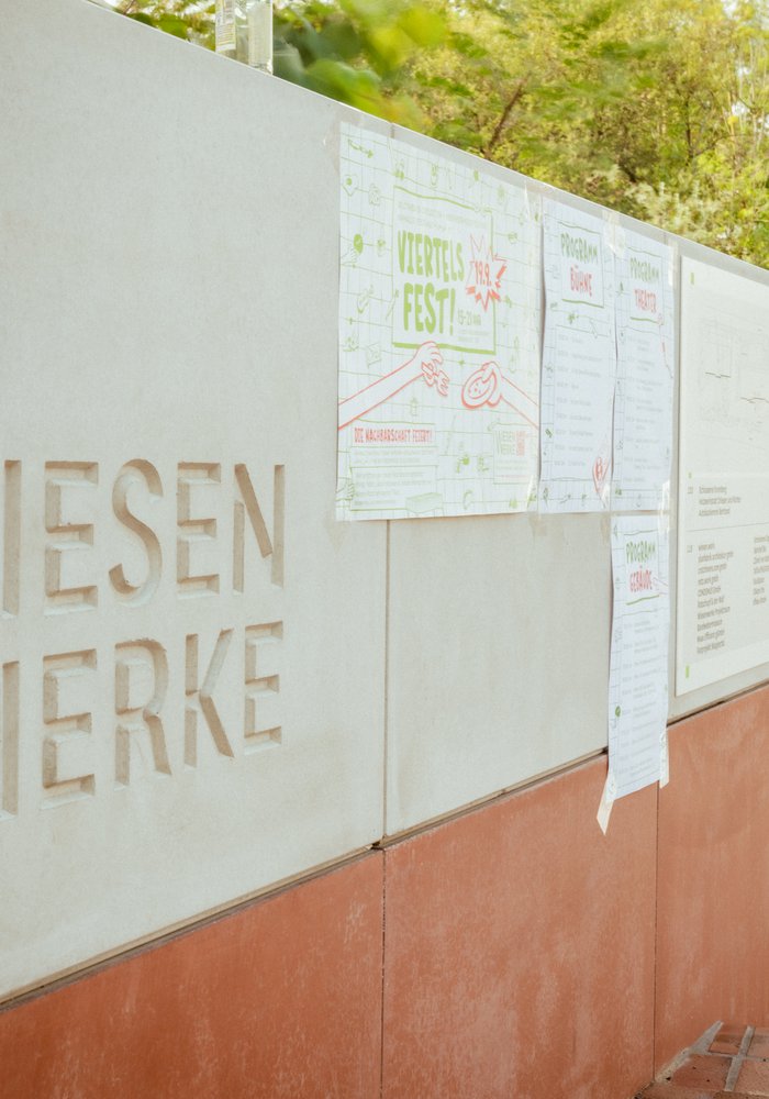 Ein Betonschild mit dem Wiesenwerke Logo