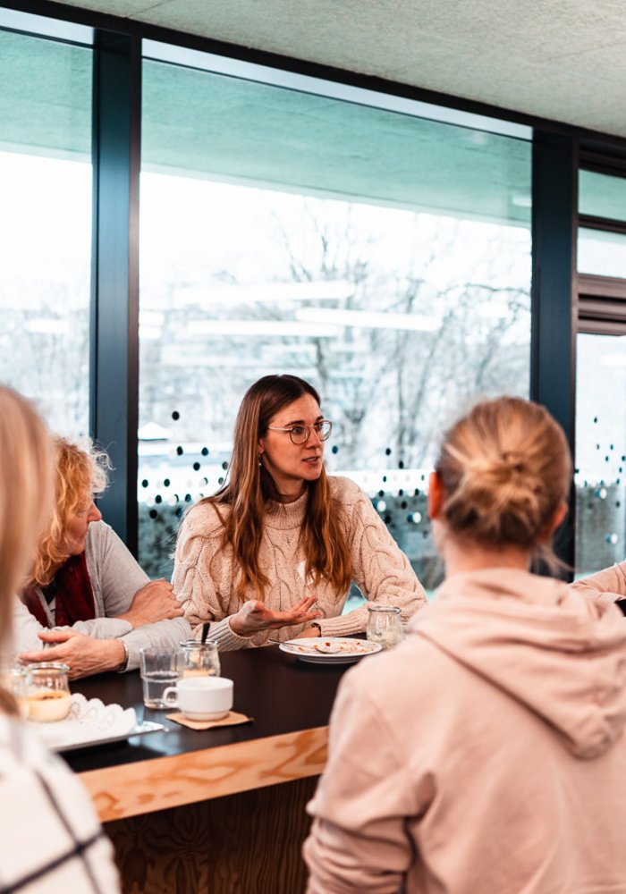 Netzwerktreffen Ganztag und Raum der Montag Stiftung Jugend und Gesellschaft: Eine Gruppe mehrheitlich junger Frauen am Tisch im Gespräch