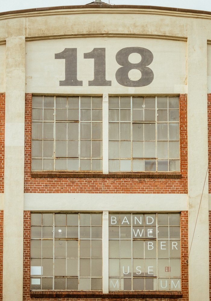 Die Hausnummer 118 mit den großen Kastenfenstern dadrunter