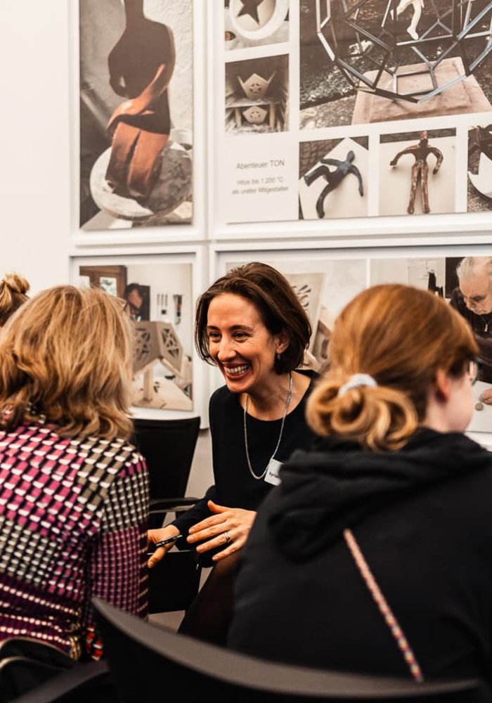 Netzwerktreffen Ganztag und Raum der Montag Stiftung Jugend und Gesellschaft: Eine Gruppe gut gelaunter und gut gekleideter Menschen, die sich jeweils zu zweit gegenübersitzen und miteinander reden