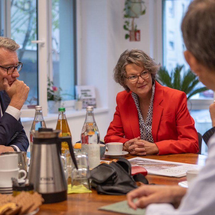Ina Scharrenbach und Sven Wolf bei einem Gespräch