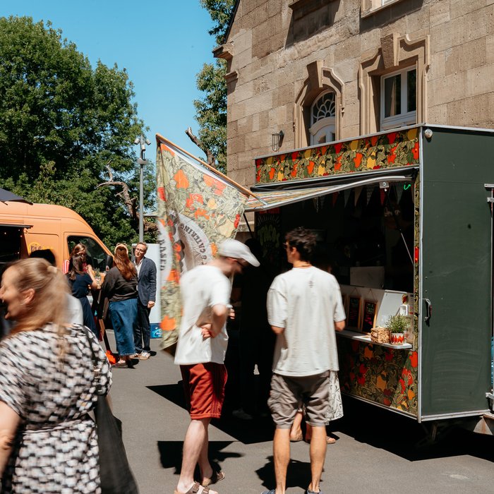 © Simon Veith Für jede*n was dabei: Vielfältiges Essen, Kaffee und Eis für alle Gäste