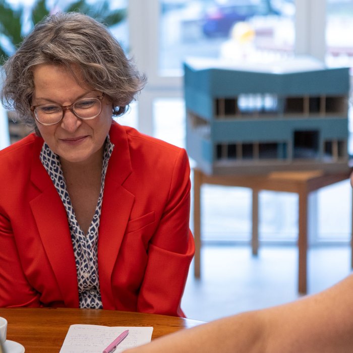 Ina Scharrenbach mit dem Modell der HONSWERKSTATT im Hintergrund