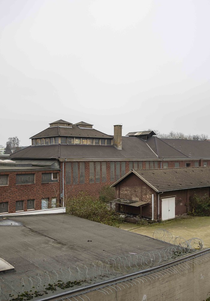 Das Gelände des Theisen-Areal. Alte Industriehallen, Hinterhöfe und Absperrungen.