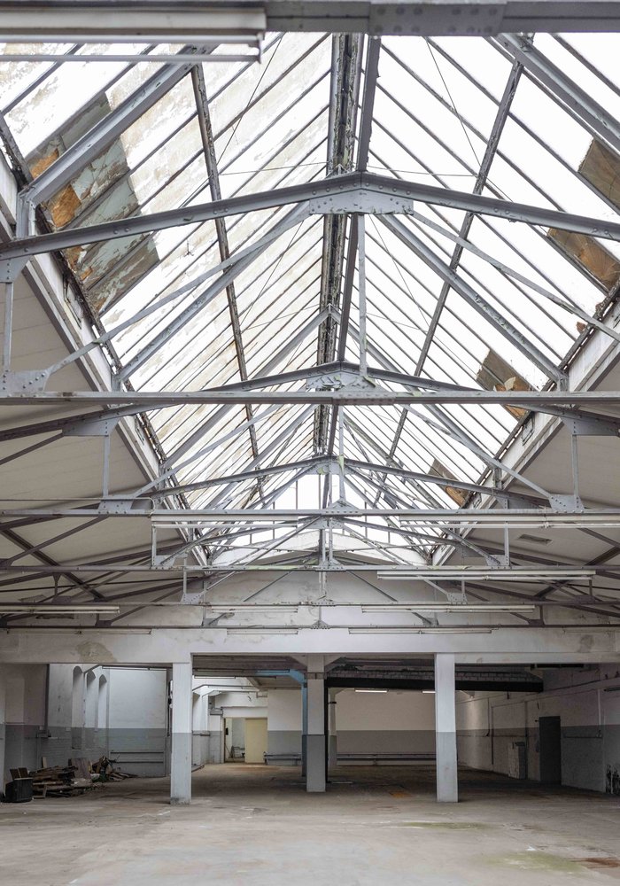Die alte Maschinenhalle aus einer anderen Perspektive mit Blick auf das Dachfenster
