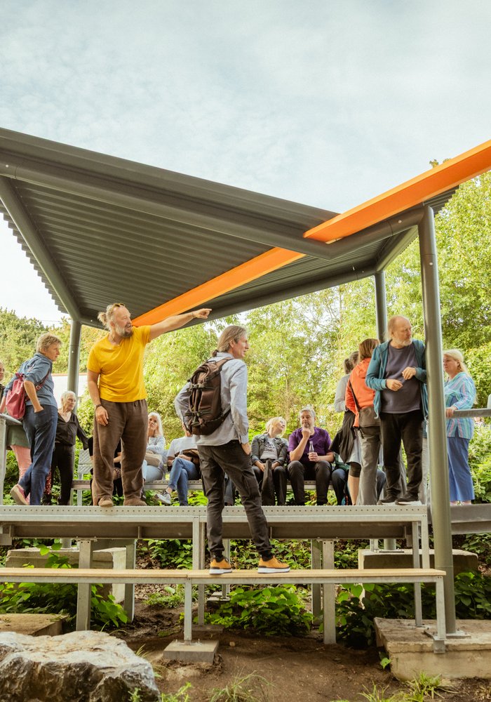 Eine Gartenanlage, die sich mehrere Menschen angucken