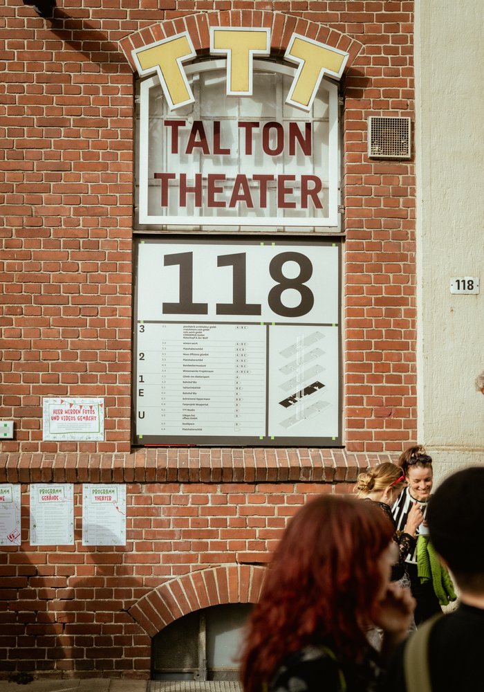 Der Schriftzug des TalTon Theaters mit der Hausnummer 118